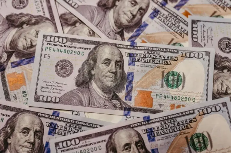 Dólar débil e incentivos para "sacarlo del colchón": en qué se puede invertir en 2026