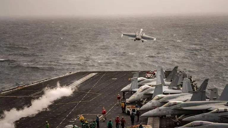 EE.UU. derribó un dron iraní que se acercó a un portaaviones y crece la tensión en Medio Oriente