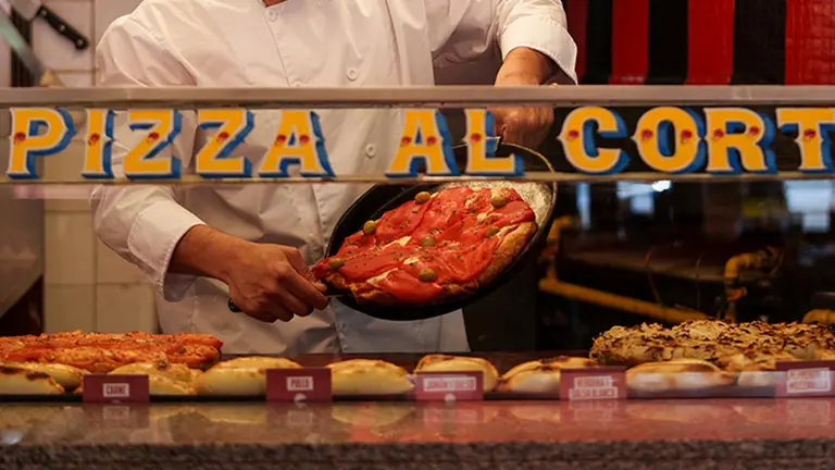Una tradicional pizzería abrió una nueva sucursal en Flores