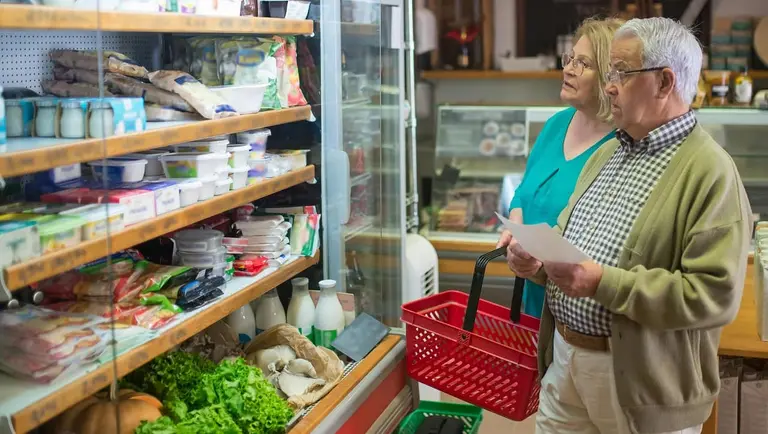 Consumidores argentinos en un supermercado