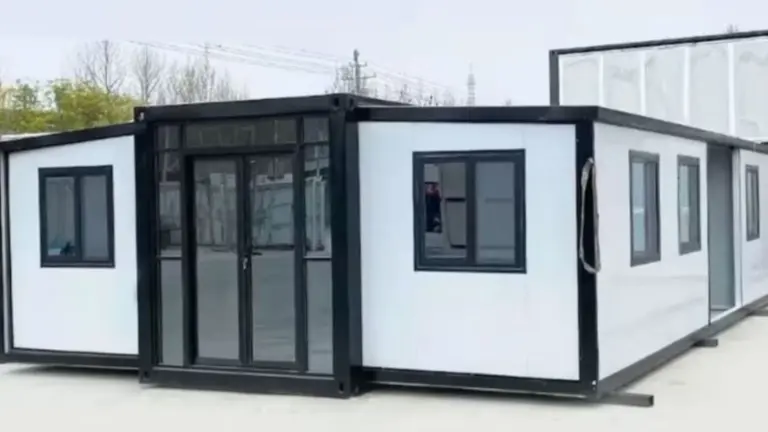 Una casa modular blanca y negra