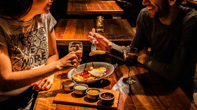 Cuidá el bolsillo en San Valentín: en qué restaurantes hay menúes baratos para salir a cenar