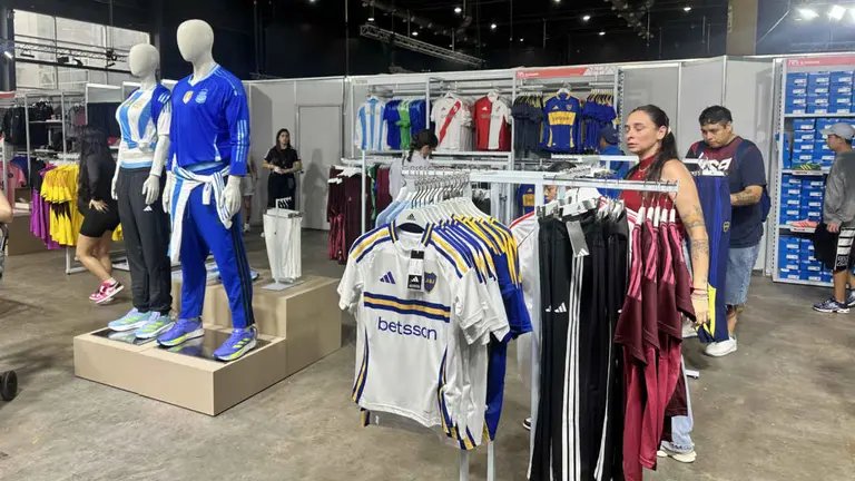 Ya abrió Re!Outlet en La Rural: zapatillas desde $40.000, jeans desde $20.000 y descuentos de hasta el 50%