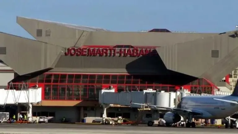 Cuba anunció a las aerolíneas que se queda sin combustible, tras el bloqueo de Trump