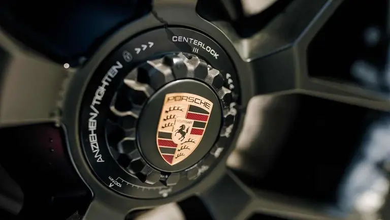 Cayó el impuesto al lujo y las automotrices activaron rebajas masivas que llegan hasta u$s128.000 por unidad