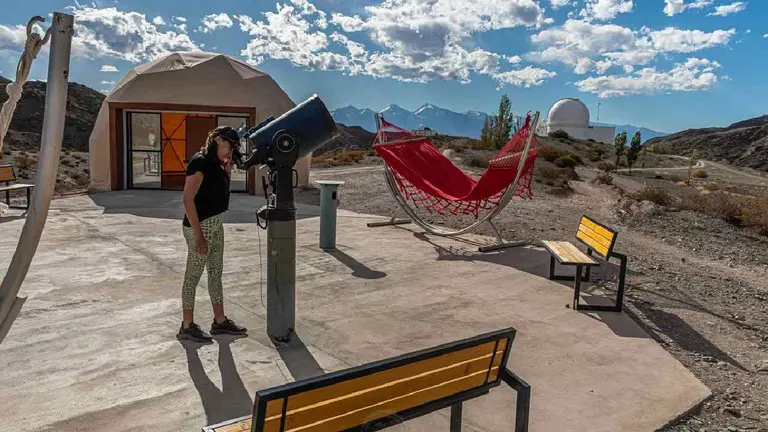 Dormir en un "1.000 estrellas": cuánto sale pasar la noche en el observatorio astronómico más grande de Argentina