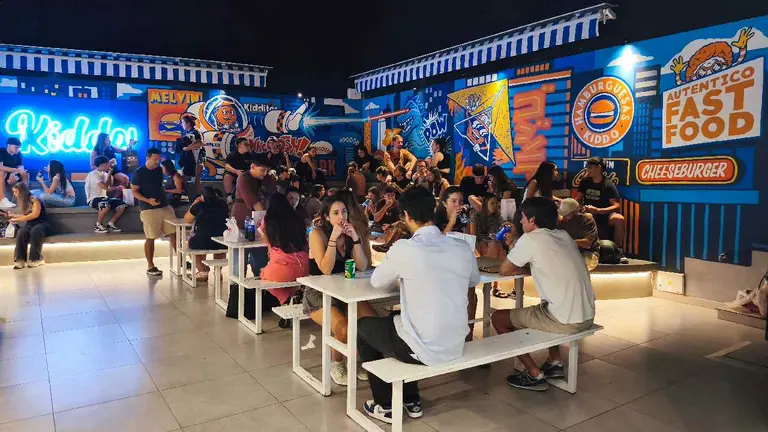 El secreto de la hamburguesería furor entre jóvenes: la fundó un youtuber y la elige Bizarrap