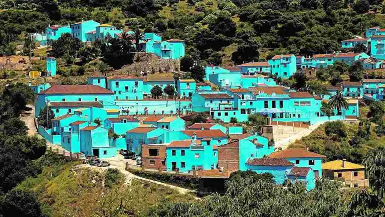 El pueblo azul escondido que parece de fantasía y existe de verdad en España