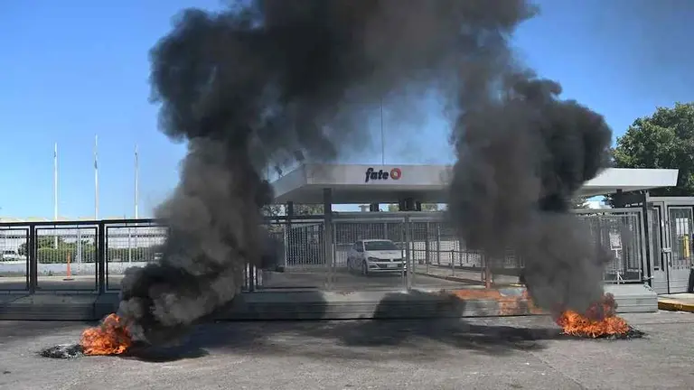 "Nos enteramos por un cartel": trabajadores de FATE relatan cómo fue el cierre de la fábrica