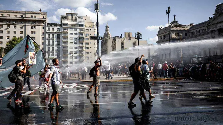 Graves incidentes frente al Congreso: hay detenidos tras enfrentamientos entre manifestantes y la policía