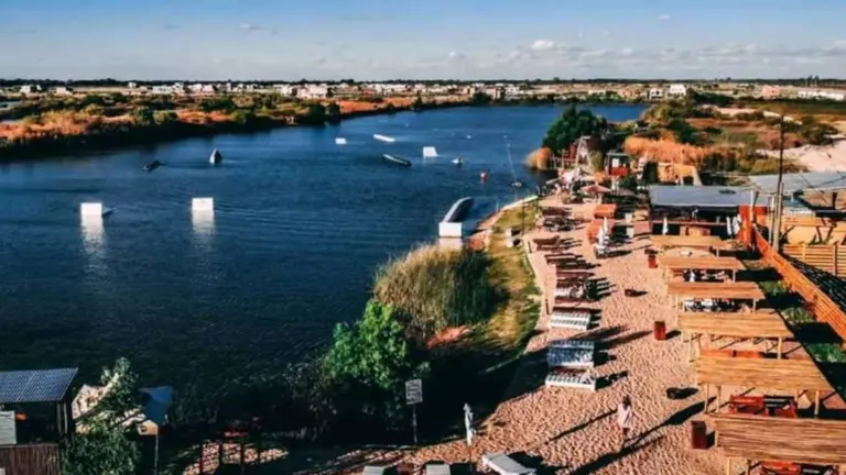 Playa con arena a tan solo 40 minutos de CABA: entrada gratuita, parador y deportes acuáticos