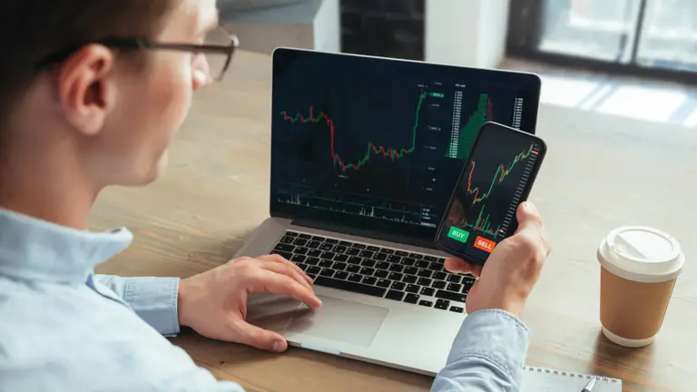 Para inversores: 4 criptomonedas que sugieren expertos para ganar tasas de dos dígitos en dólares