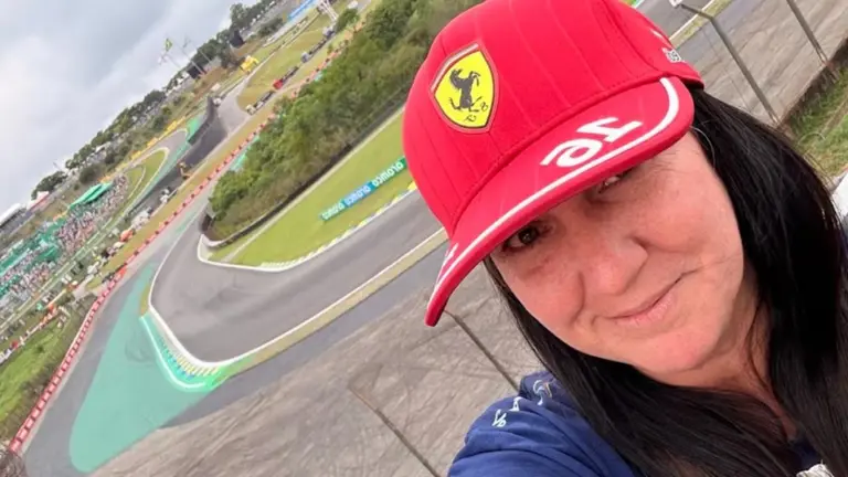 Se fundió en pandemia y a los 50 creó un éxito para mujeres fanáticas de la Fórmula 1