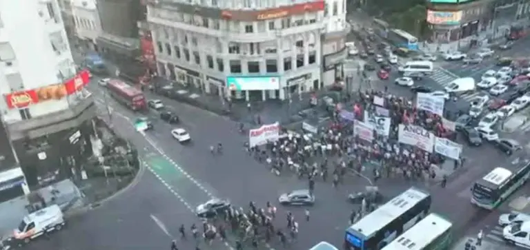 Protesta en el Obelisco: manifestantes bloquean el tránsito y se registran incidentes con la Policía