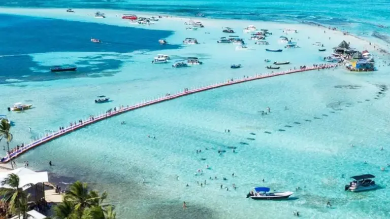 Es un paraíso: la joya sudamericana con un mar de 7 colores que enloquece a los turistas