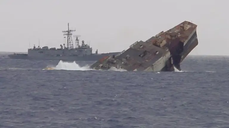 El video de cómo EE.UU. hundió un buque de guerra iraní en aguas internacionales