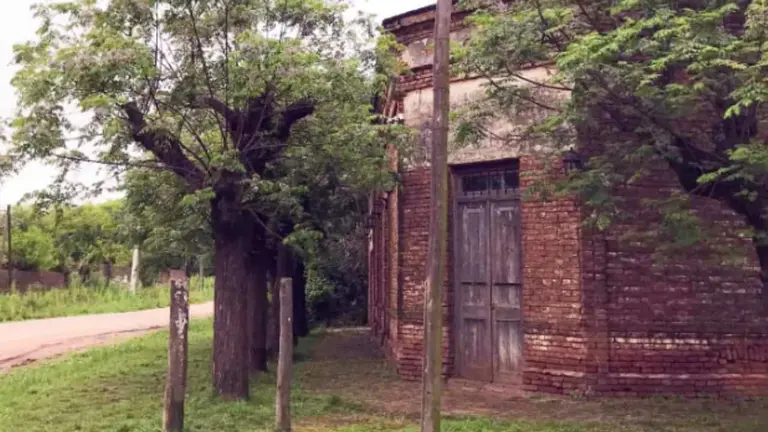 Está a 100 km de Buenos Aires y mantiene una tradición gaucha: así es el pueblo con bodegones históricos
