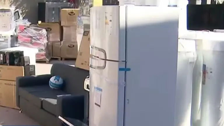 Filas de seis cuadras por una "gran barata" de electrodomésticos con combos desde $1.200.000