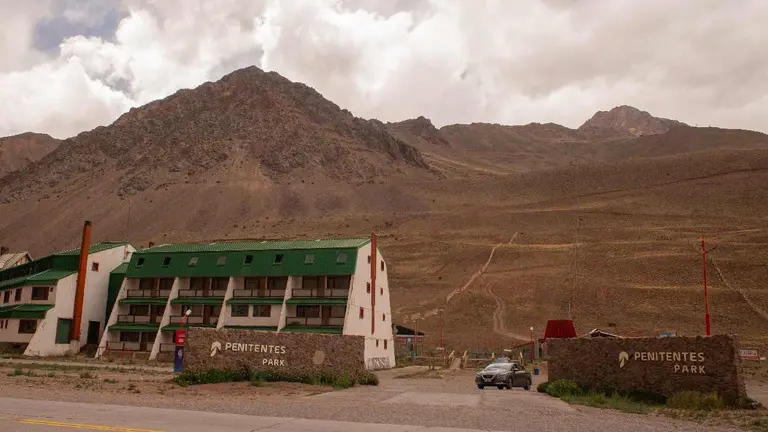 Fue un centro de ski top de Mendoza en los '90 y hoy está en ruinas: el plan para salvarlo de la decadencia