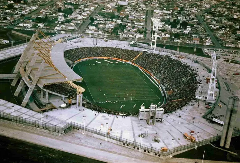 Polémica con el mítico estadio que controlan brasileños: allanamientos, citaciones judiciales y cero obras