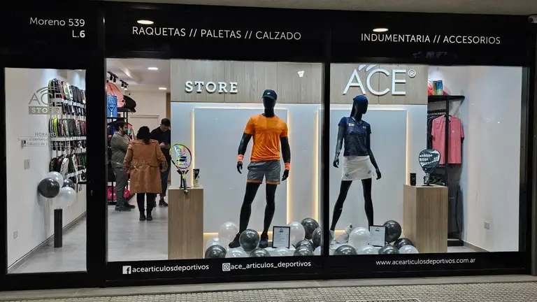 ACE, la marca que vende todo lo que el pádel y el tenis necesitan, sale a buscar franquiciados en todo el país