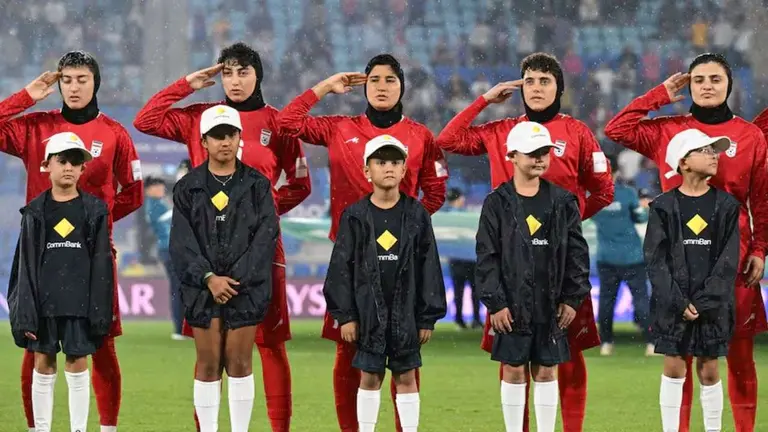 Acusan de "traición" a jugadoras iraníes que no cantaron el himno y Trump se ofreció a darles asilo