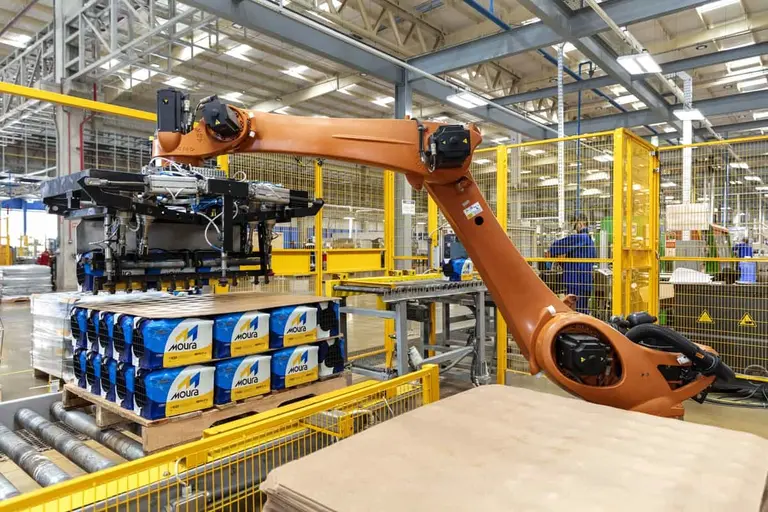 Gigante de las baterías cierra líneas producción para traer producto desde Brasil y anticipan despidos