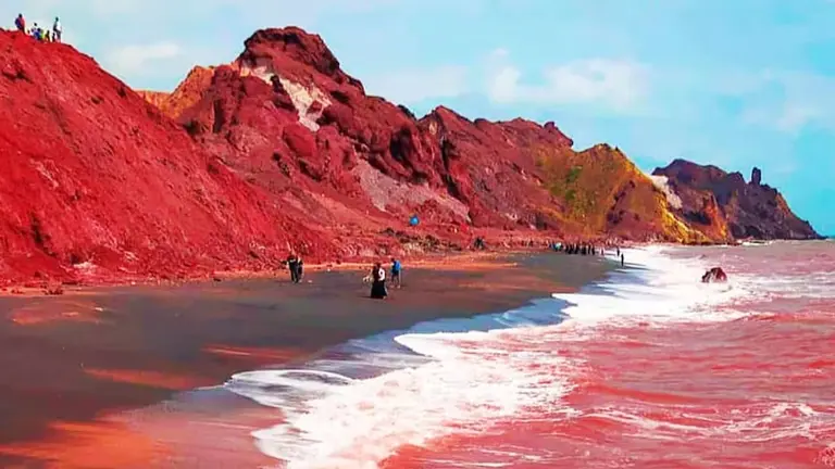 Parece sangre: dónde queda la impactante playa con mar rojo que sorprende a todos