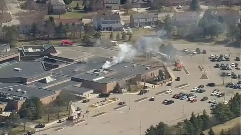 Máxima tensión en EE.UU.: un hombre armado chocó contra una sinagoga en Michigan