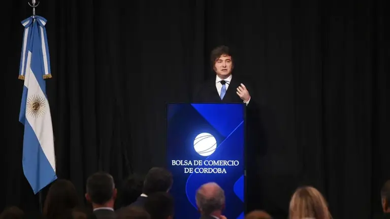 Milei se mostró con Adorni y ratificó que la inflación va a bajar: "En agosto podría empezar con 0"