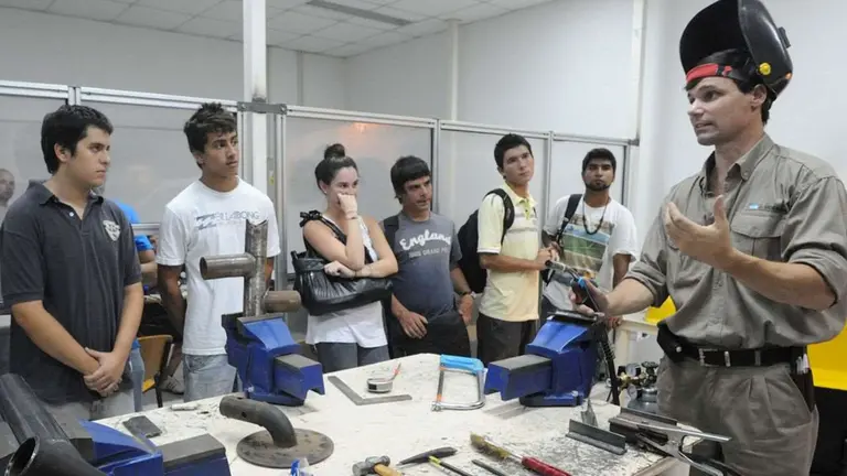 El Gobierno da de baja unos 900 mil planes sociales e implementará vouchers de capacitación