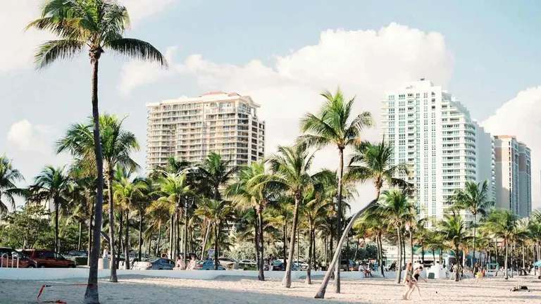 Por dólar barato, ya venden paquetes gasoleros a Miami por menos de $1,5 millones