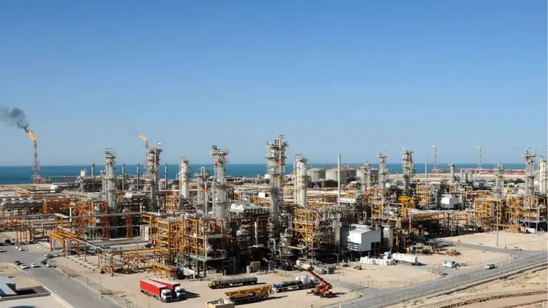 Israel y EE.UU. atacaron el mayor campo de gas del mundo en Irán, que prometió represalias en el Golfo