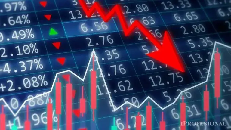 Una pantalla con números, barras y una flecha roja hacia abajo, que grafica la caída del Merval