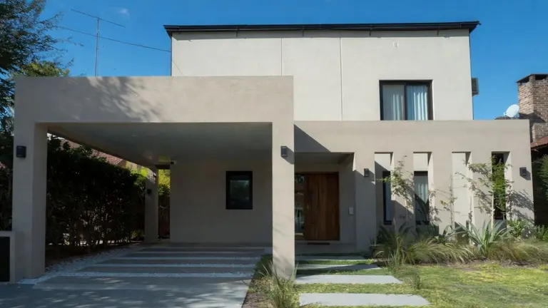 "¡Piedra libre para Adorni!": Marcela Pagano lo denunció por una casa no declarada en un country de alto nivel