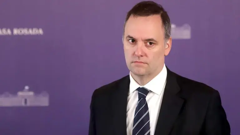 Adorni ya suma 5 denuncias por llevar a su esposa en el avión presidencial y por el viaje a Punta del Este