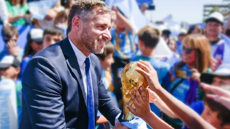 Los llamativos vínculos del intendente de Pilar, Federico Achával, con Betwarrior, empresas de servicios y hasta Chiqui Tapia