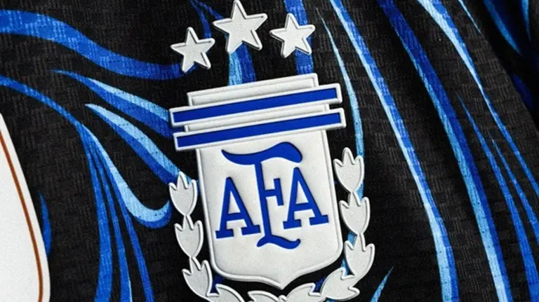 Así es la nueva camiseta alternativa que usará la Selección Argentina para el Mundial 2026: versiones y precios