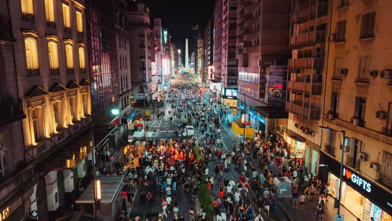 Qué hacer el fin de semana largo en Buenos Aires: noche en Av. Corrientes, feria y más