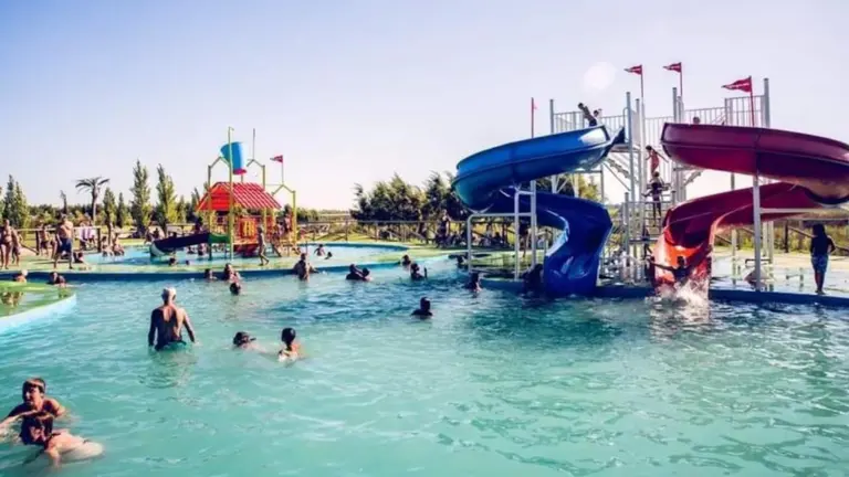 Ideal para una escapada: el balneario con aguas termales a 90 minutos de Buenos Aires