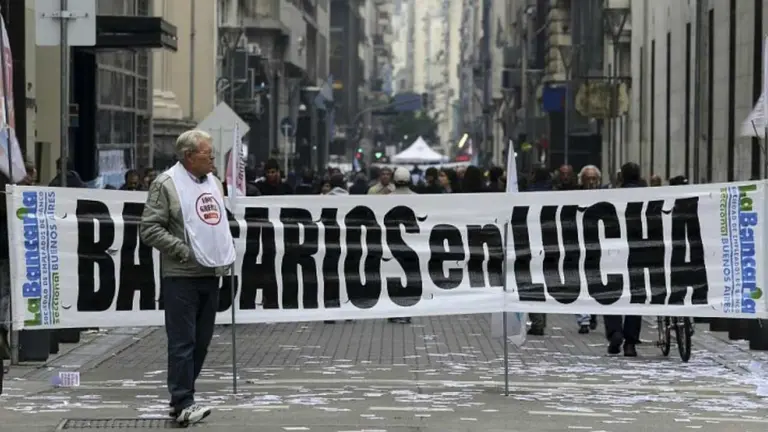 Bancos recortan gastos y achican personal: ya cerraron casi 300 sucursales en apenas dos años en Argentina