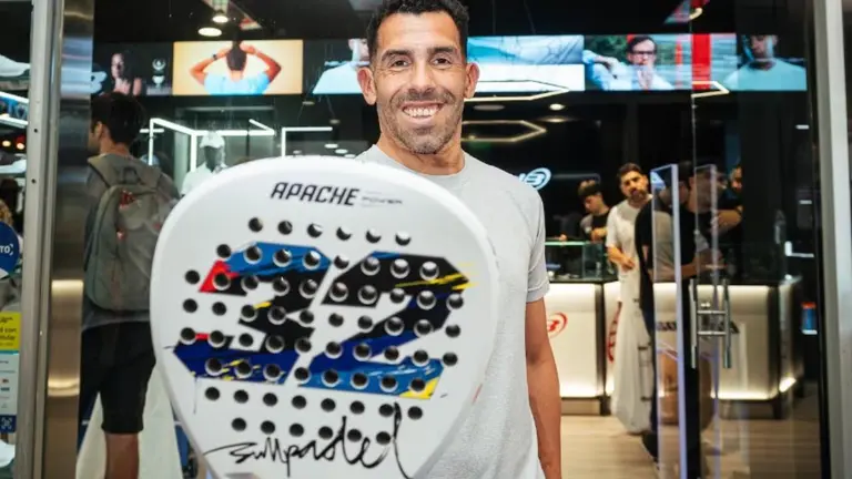 Lejos del fútbol, el nuevo negocio de Carlos Tevez con cinco canchas de pádel y paletas propias