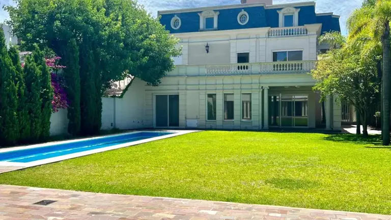 Venden una de las mansiones más lujosas de la Capital Federal: mirá cómo es y cuánto piden