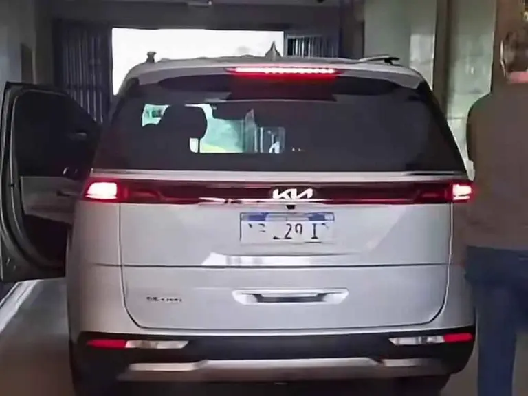 VIDEO | Massa llegó a Comodoro Py en una camioneta qué desató polémica por su patente