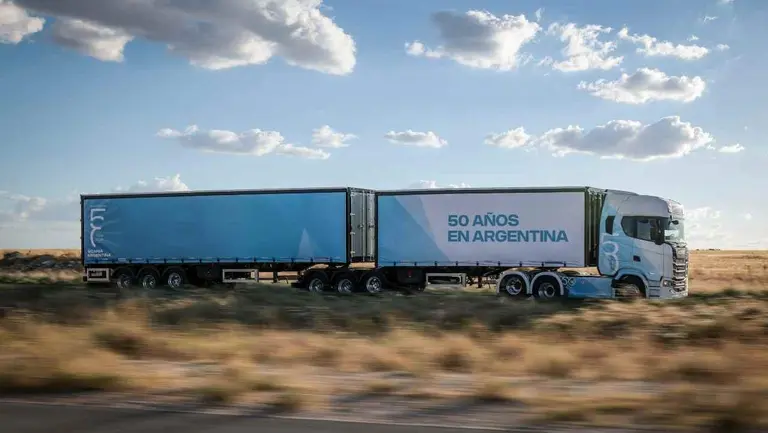 La fábrica de Scania cumple 50 años en el país y lo celebra con un camión especial