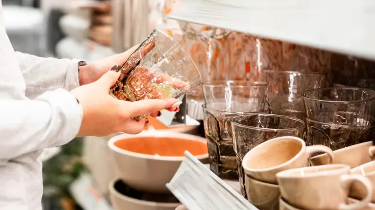 Platos y tazas a mitad de precio y cuotas sin interés en Carrefour, Jumbo y ChangoMas