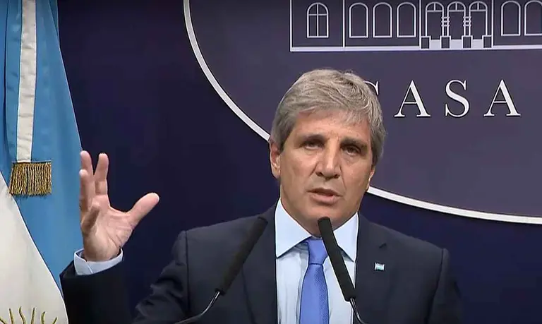 Caputo cuestionó a Kicillof y su lectura sobre YPF: "Solo puede ser tomado en serio por un grupo de fanáticos"