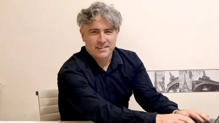 Contra TikTok y el scroll, un psiquiatra creó una editorial de libros infantiles para salvar la atención de los chicos