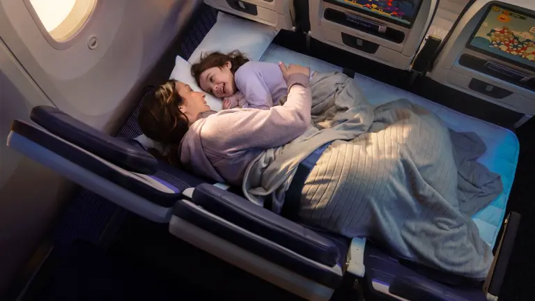 Aerolínea venderá filas de asientos que se hacen cama