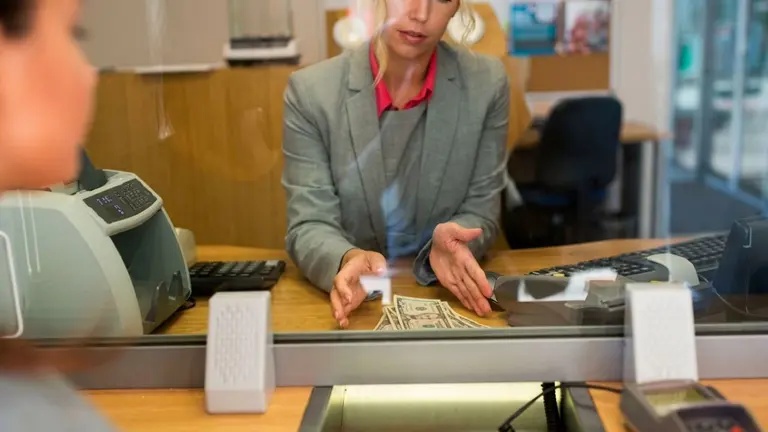 Bancos buscan empleados